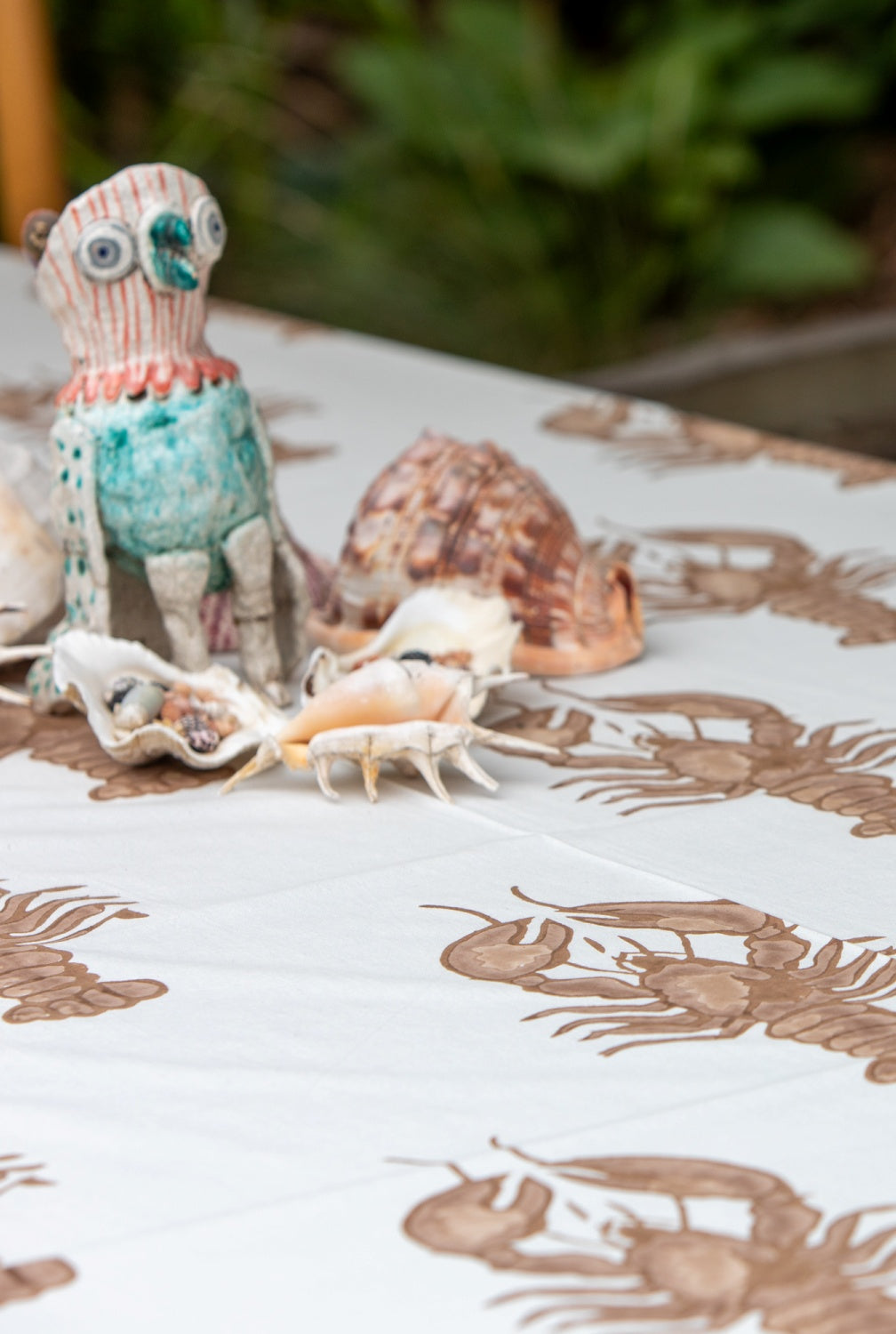 MANDALAY DESIGNS BIG LOBSTER LARGE ROUND TABLECLOTH COCONUT