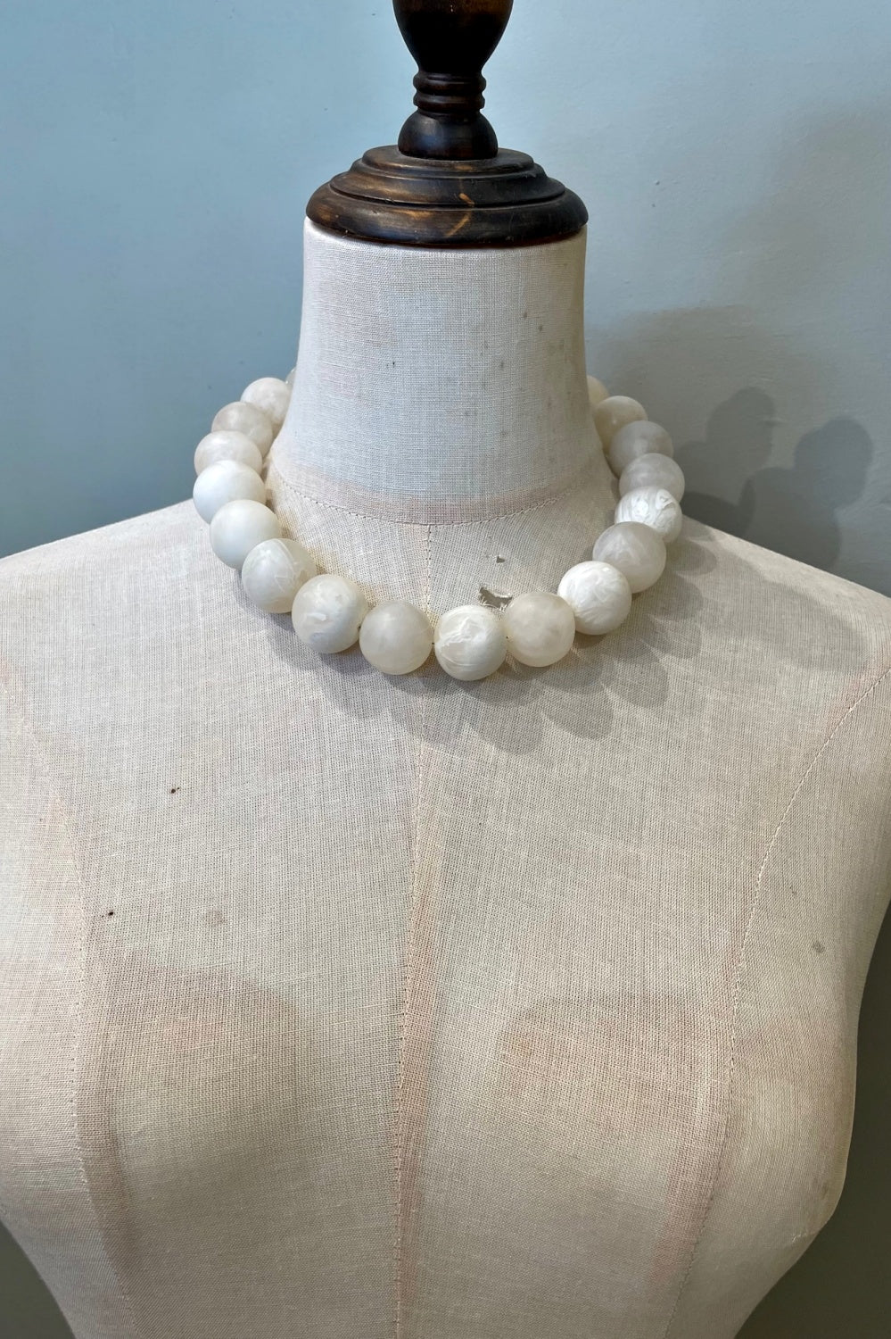 JUMBLE BAM BAM RESIN PEARL NECKLACE