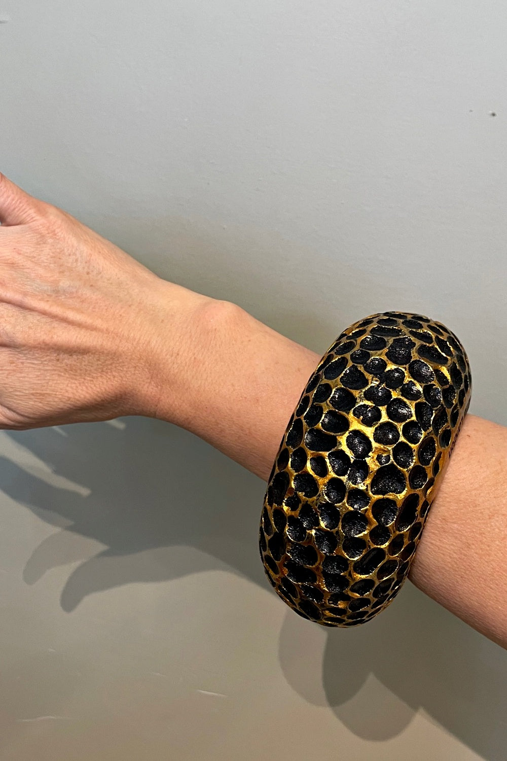 JIANHUI LONDON OVERSIZED HONEYCOMB BANGLE BLACK + GOLD