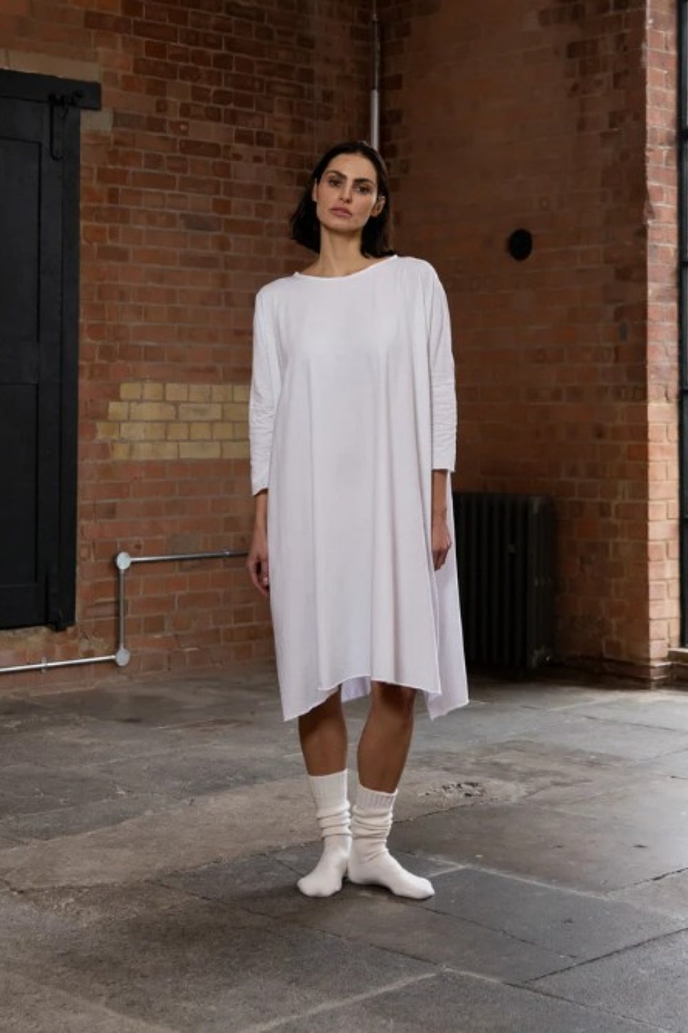 MEG BY DESIGN SYBIL LONG TEE WHITE