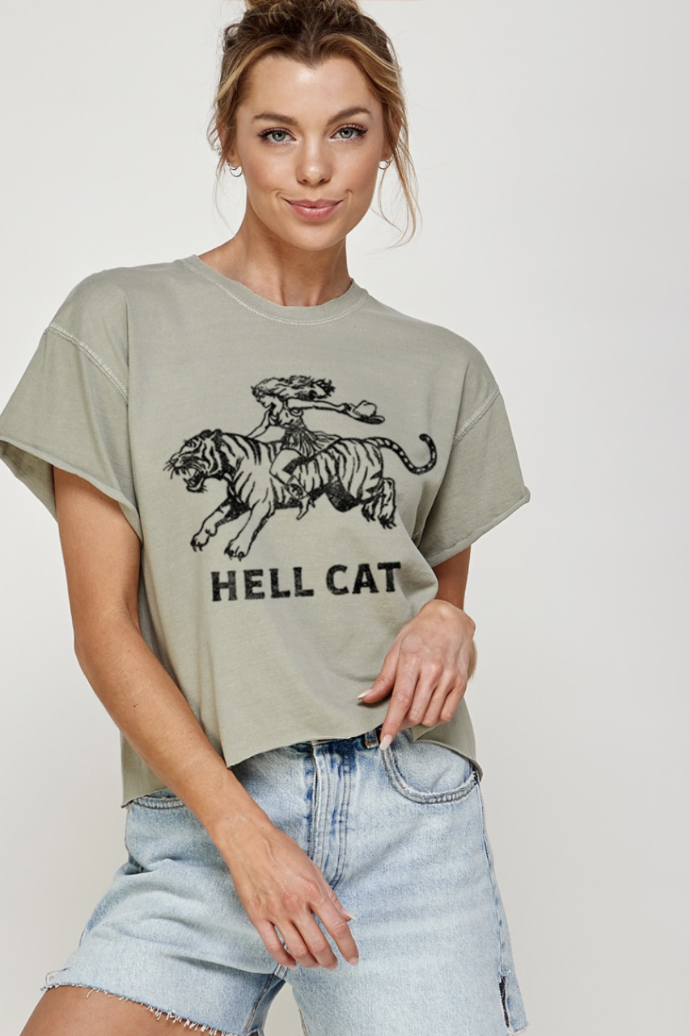 ILLUSTRATED SOCIETY HELLCAT TEE SANDSTONE