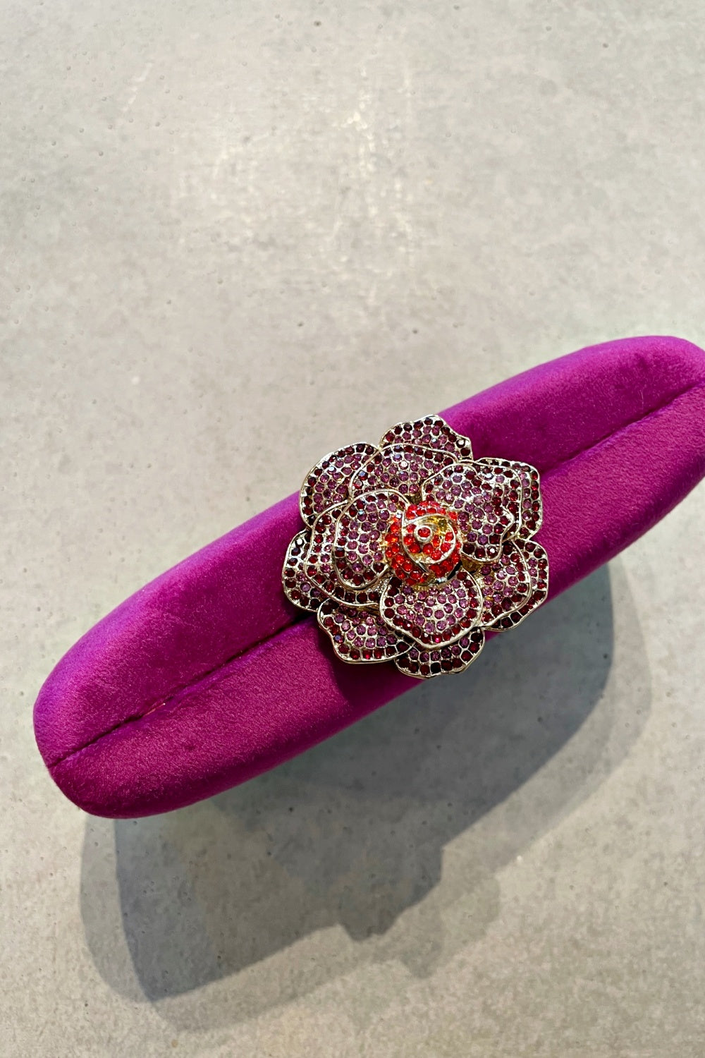 QUEENIE PLAZA VELVET CLUTCH BAG FUCHSIA