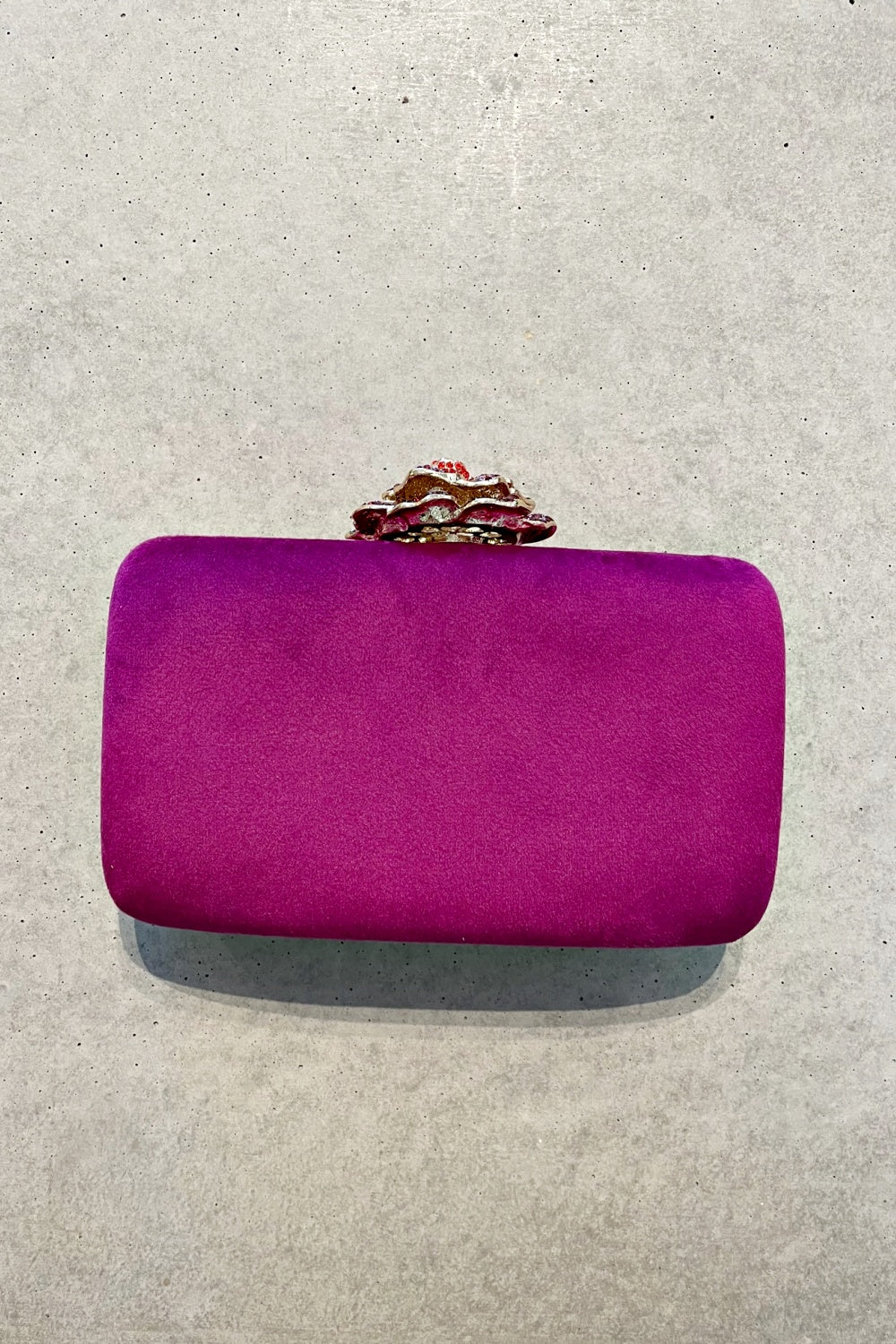 QUEENIE PLAZA VELVET CLUTCH BAG FUCHSIA