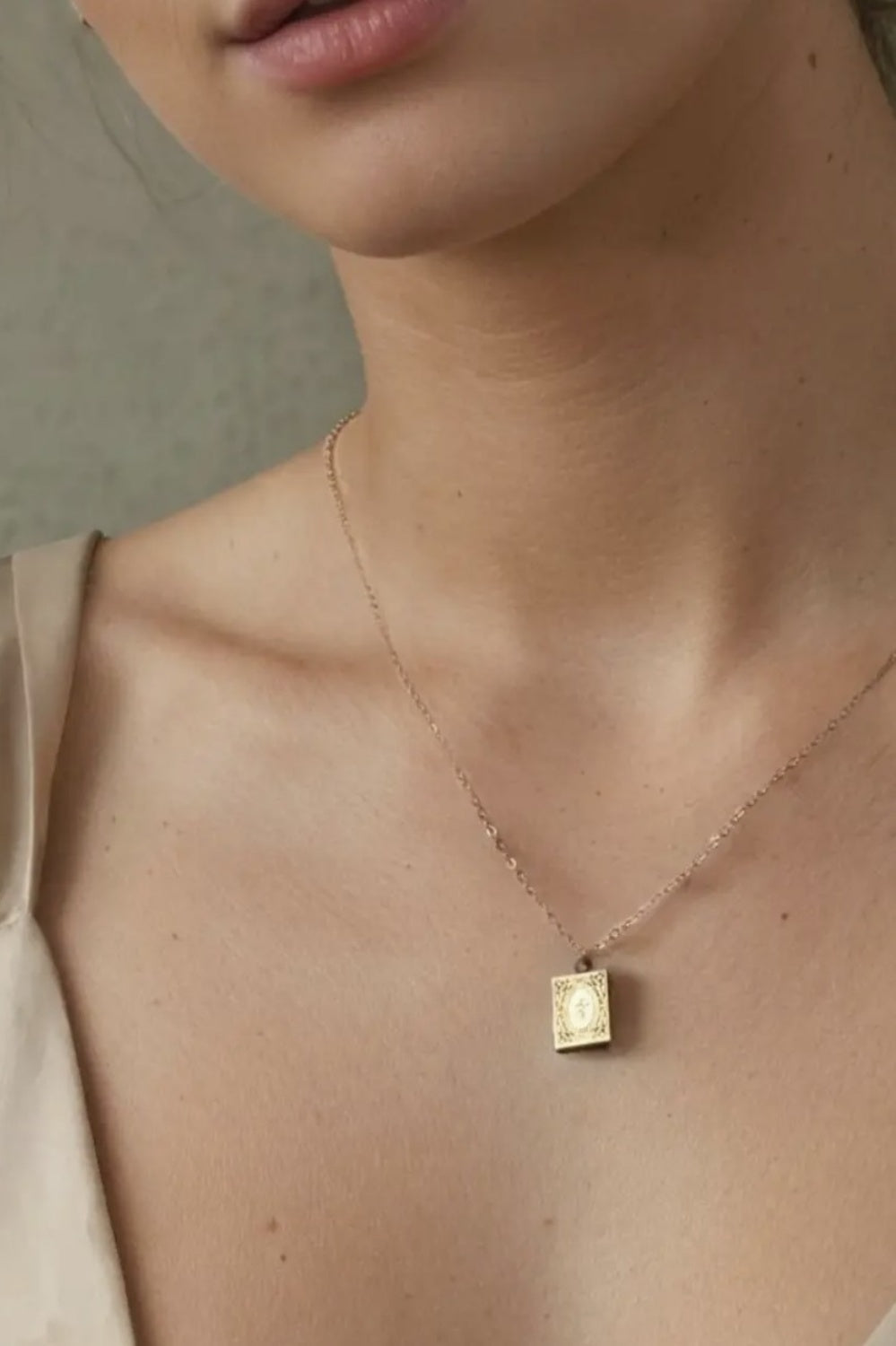 SILK PURSE ELIZABETH BOOK LOCKET NECKLACE