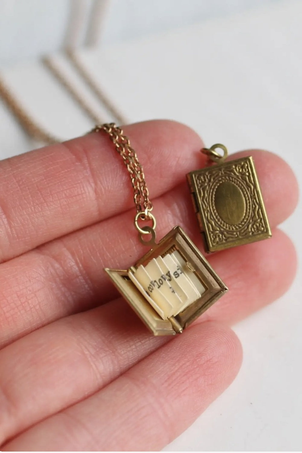 SILK PURSE ELIZABETH BOOK LOCKET NECKLACE