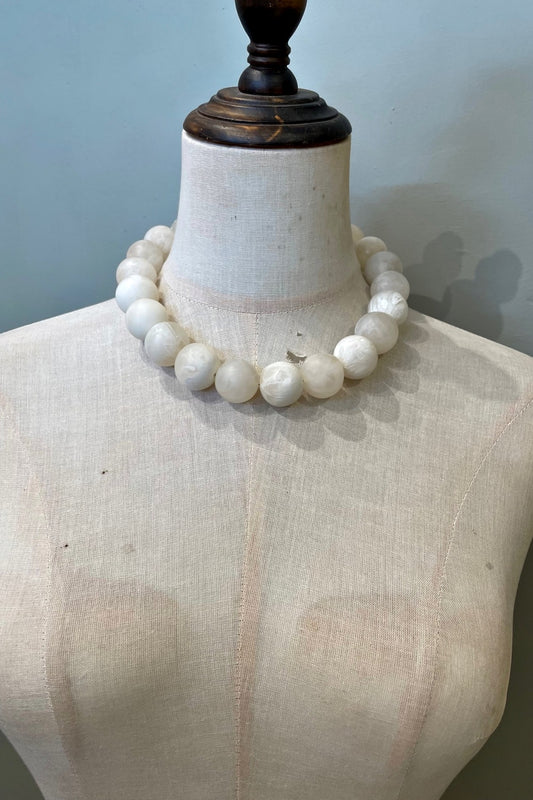 JUMBLE BAM BAM RESIN PEARL NECKLACE