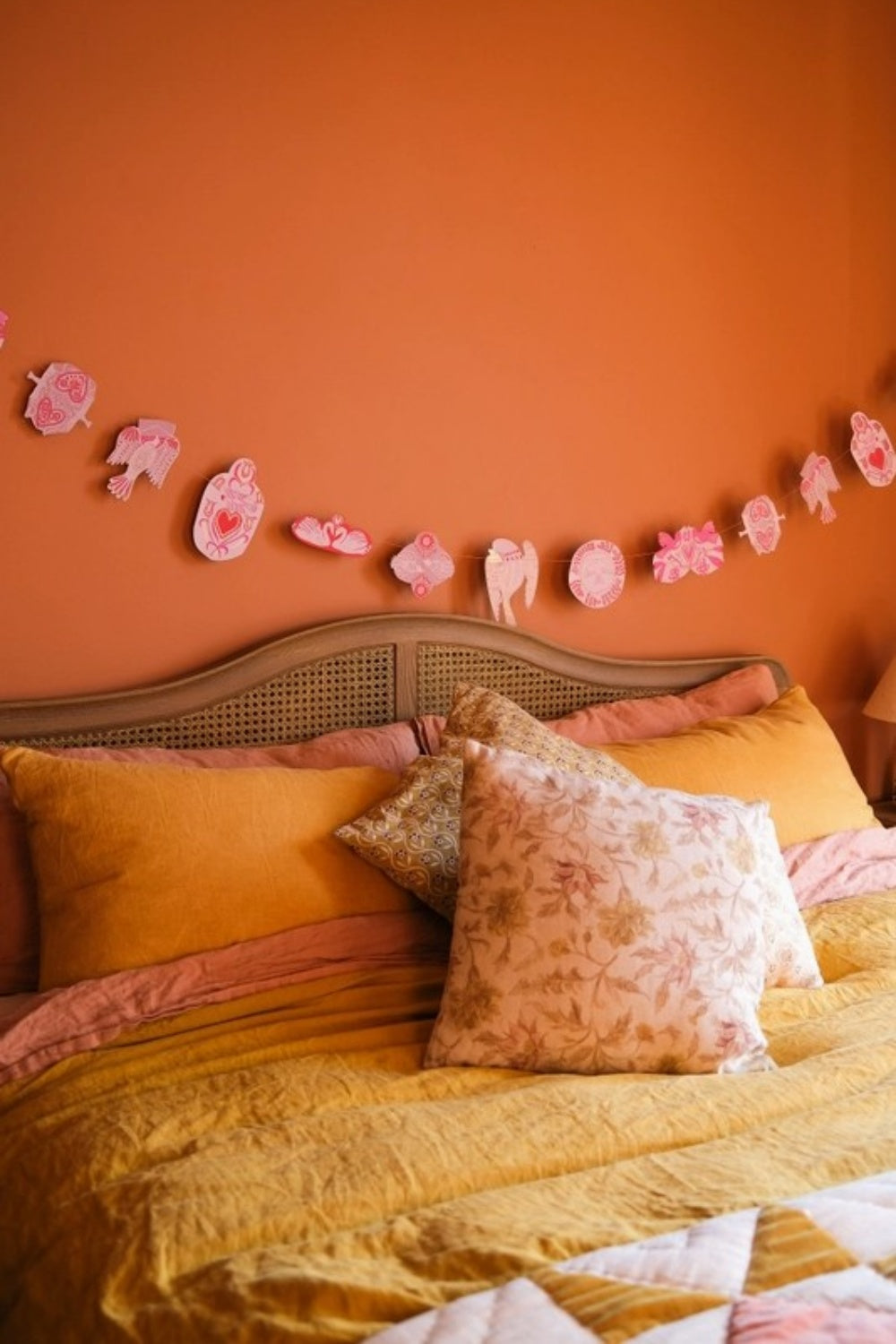 EAST END PRESS LOVE BIRDS PAPER GARLAND