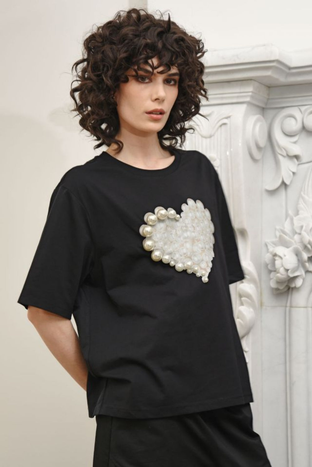 CURATE CROSSING HER TEES PEARL UP TEE BLACK