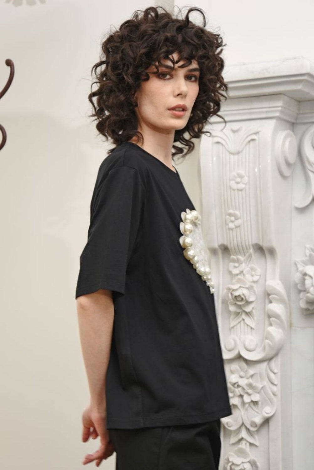 CURATE CROSSING HER TEES PEARL UP TEE BLACK