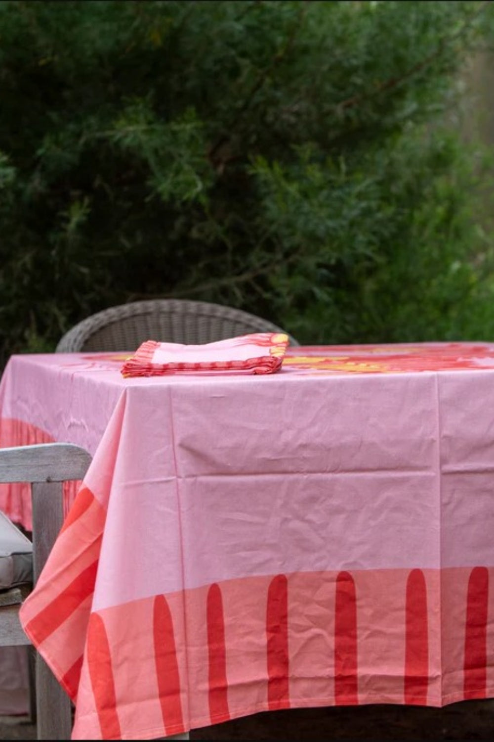 MANDALAY DESIGNS BIG LOBSTER CATCH TABLECLOTH HIBISCUS