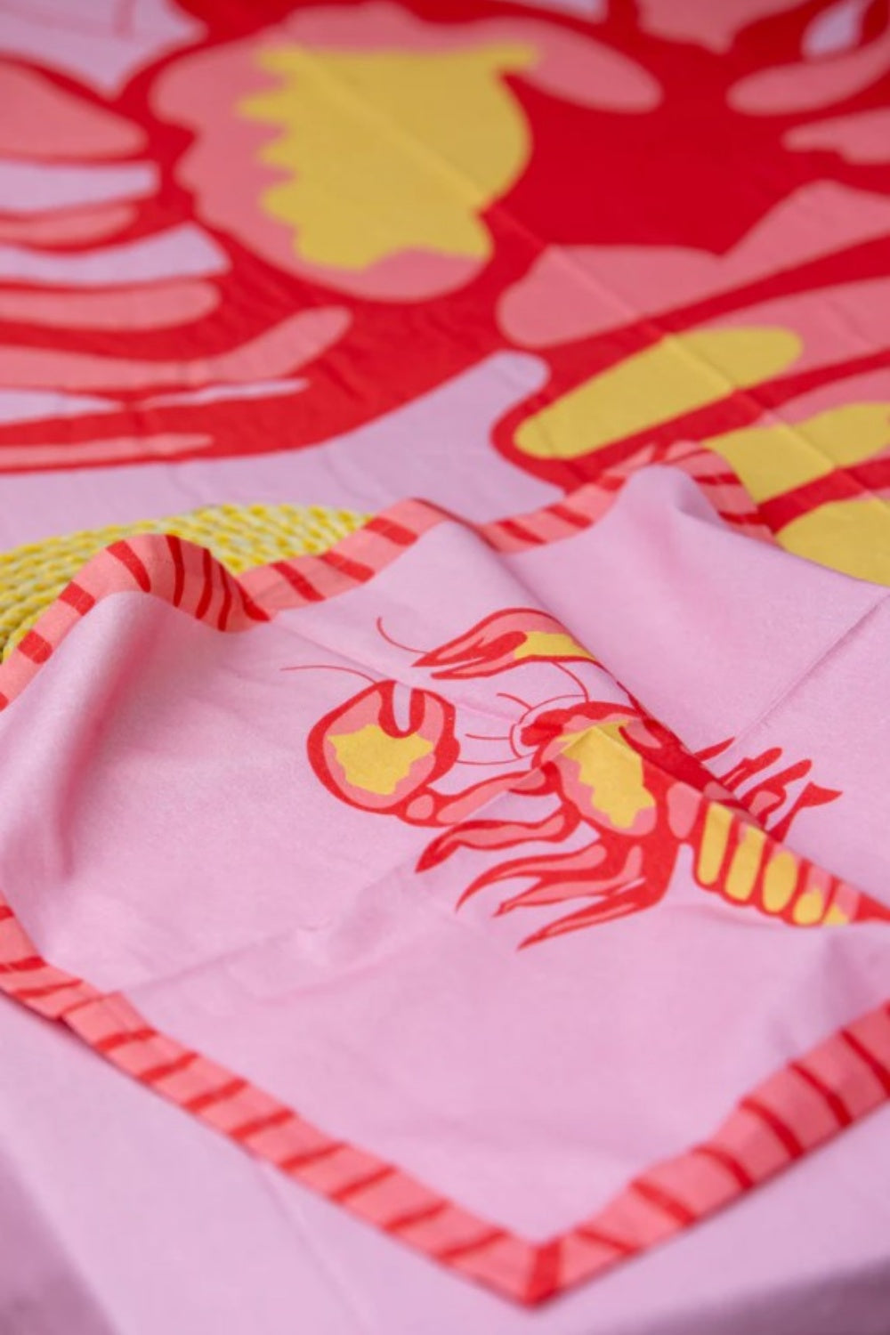 MANDALAY DESIGNS BIG LOBSTER CATCH TABLECLOTH HIBISCUS