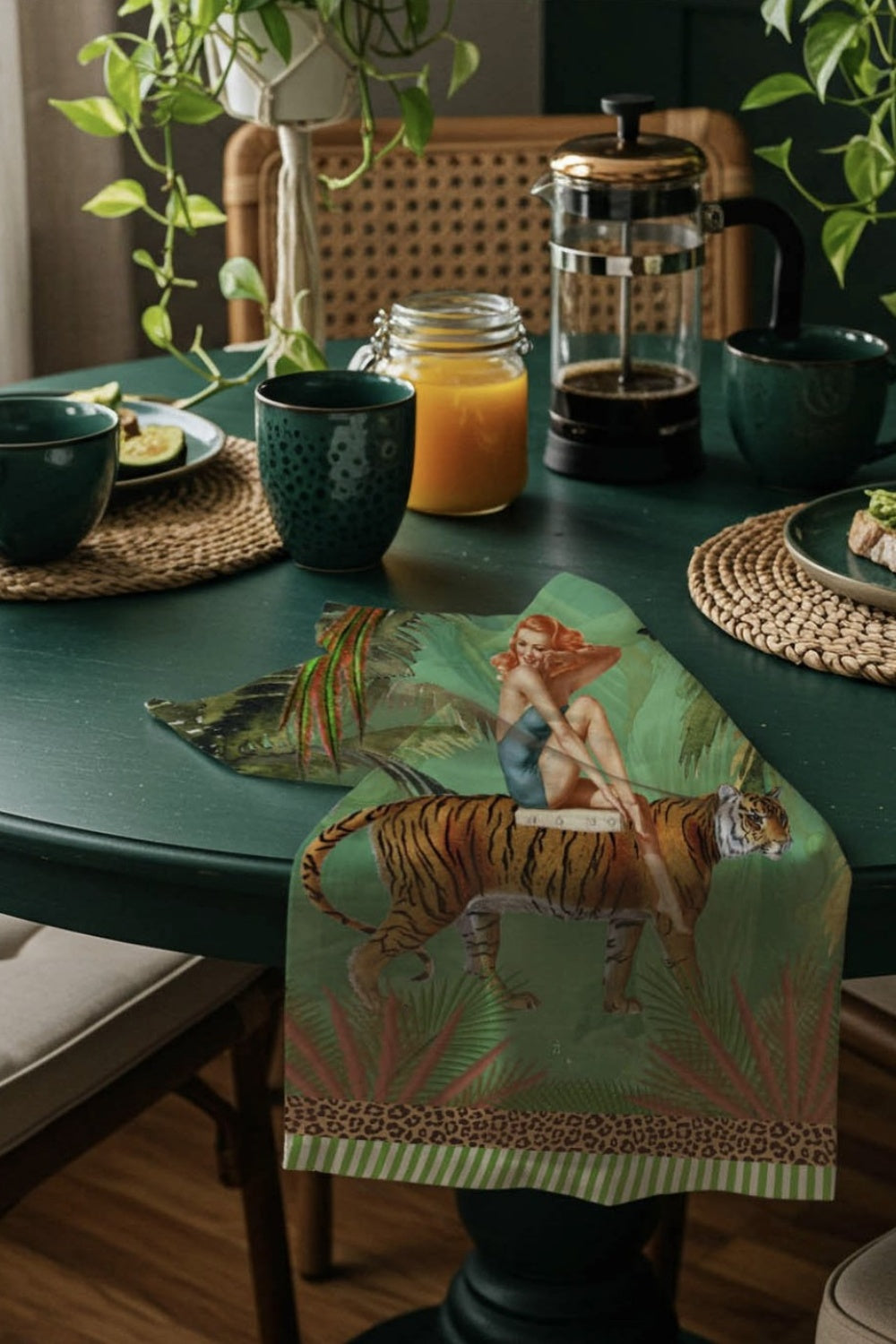 QUEEN K JUNGLE WALK GREEN WILD RETRO 100% LINEN TEA TOWEL