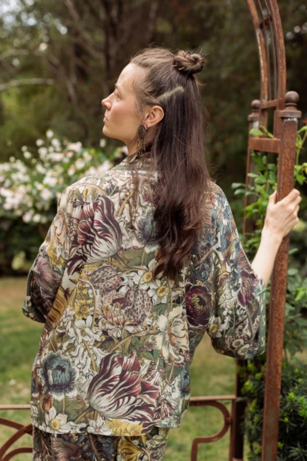 MARKET OF STARS LOVE GROWS WILD FLORAL CROPPED BAMBOO KIMONO WITH BEES