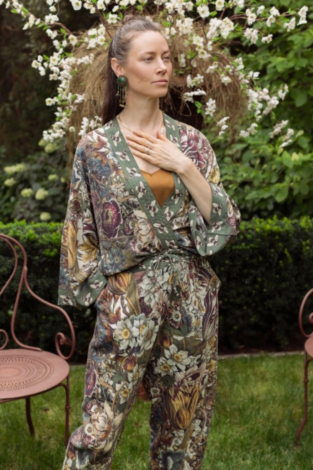 MARKET OF STARS LOVE GROWS WILD FLORAL CROPPED BAMBOO KIMONO WITH BEES