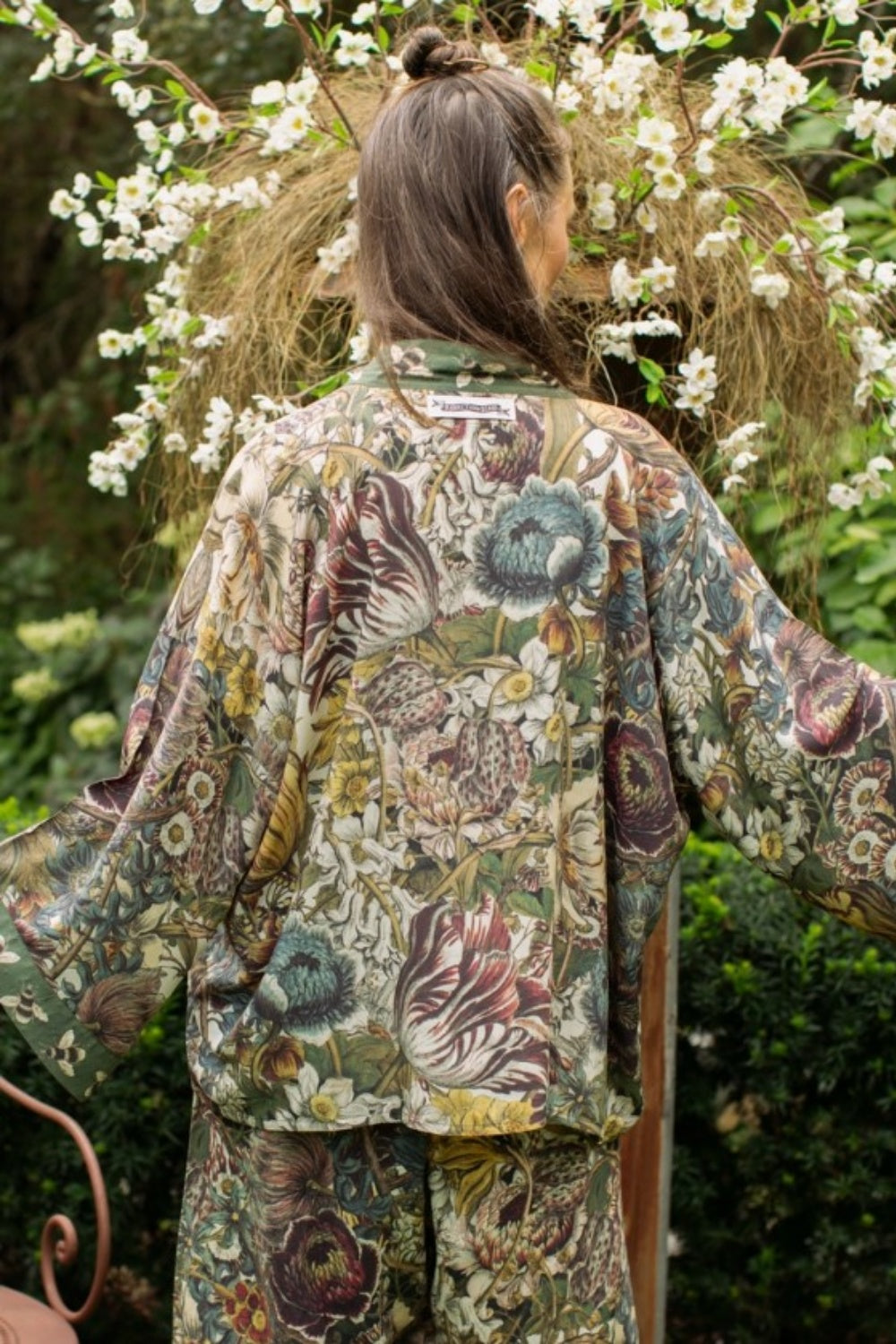 MARKET OF STARS LOVE GROWS WILD FLORAL CROPPED BAMBOO KIMONO WITH BEES