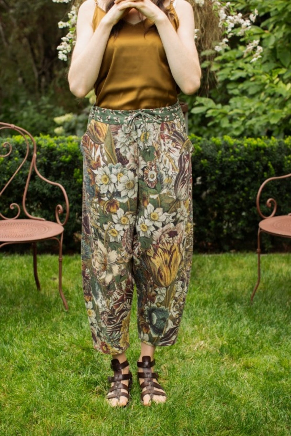 MARKET OF STARS LOVE GROWS WILD BOHO LINEN BEE PRINT CROPPED ARTISTS PANTS