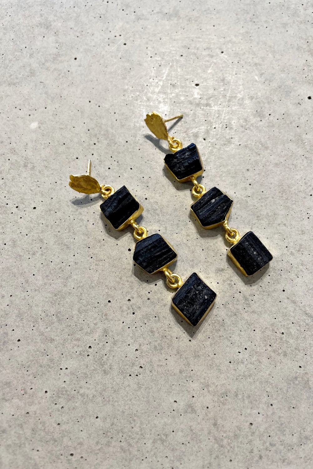 VENUS EARRINGS BLACK